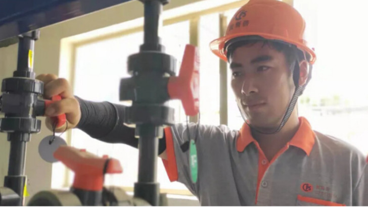 高溫下的環(huán)保人，天氣很熱，你們卻很美