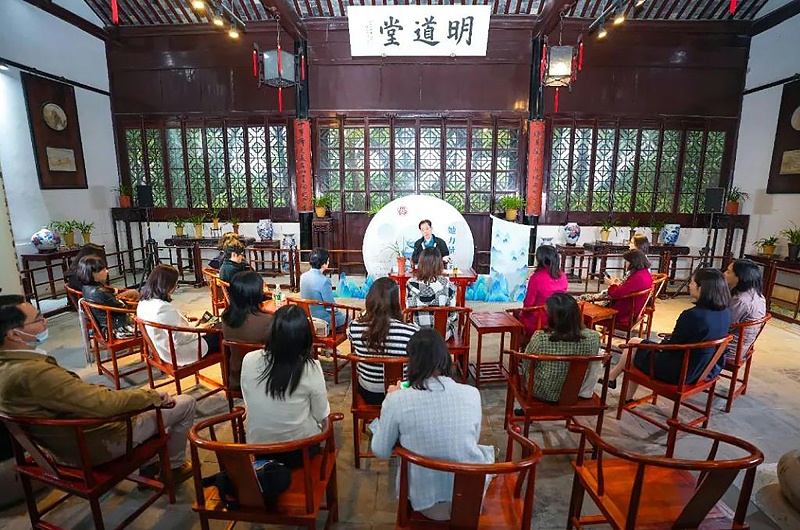 蘇州工業(yè)園區(qū)婦工委副主席何嘉茜、園區(qū)各街道婦聯(lián)主席及園區(qū)女企業(yè)家公益聯(lián)盟成員合影